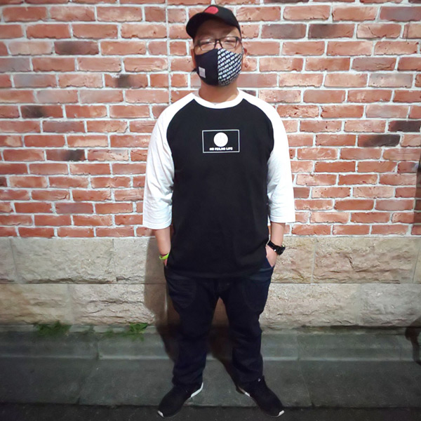 制作事例 066ブラック× ホワイト　シルクスクリーンプリント　胸中央プリントサイズ:W135×H82mm 男性身長183cm/XXLサイズ着用　※マスクは全面プリント オリジナルマスク(抗菌)(FT-014)大きめサイズ