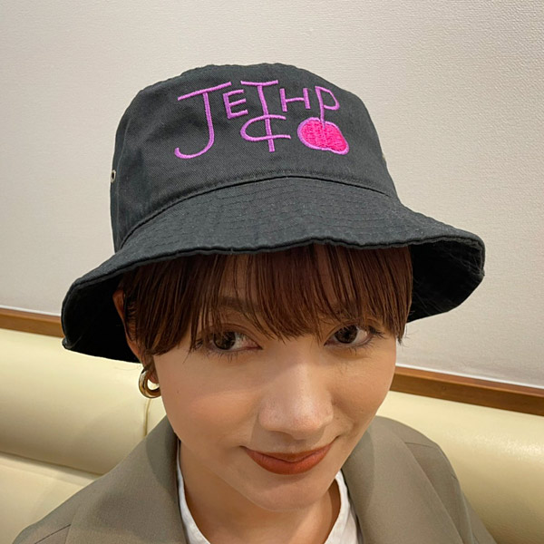着用イメージ ブラックS/Mサイズ 刺繍サイズ:W100×H50mm 刺繍カラー:パープル×ホットピンク　モデル:カエデさん(インスタグラムID:k_jmgt)