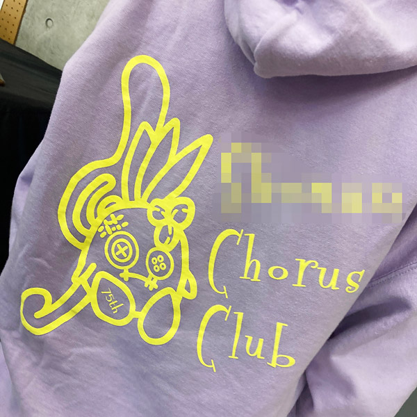 制作事例(※校名プリント部分は隠しております)  191C:オーキッド シルクスクリーンプリント 背中プリントサイズ:W300×H292mm　プリントカラー:C-45ネオンイエロー