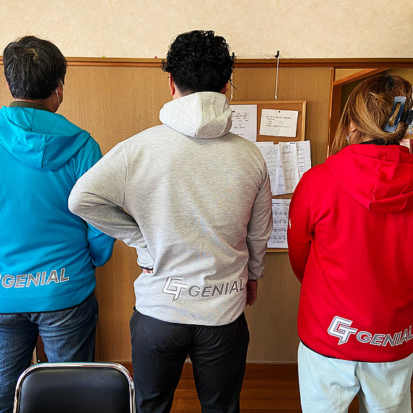 制作事例 001ホワイト、034ターコイズ、035 ガーネットレッド　背中裾フルカラー転写プリント プリントサイズ:W300mm×H97mm