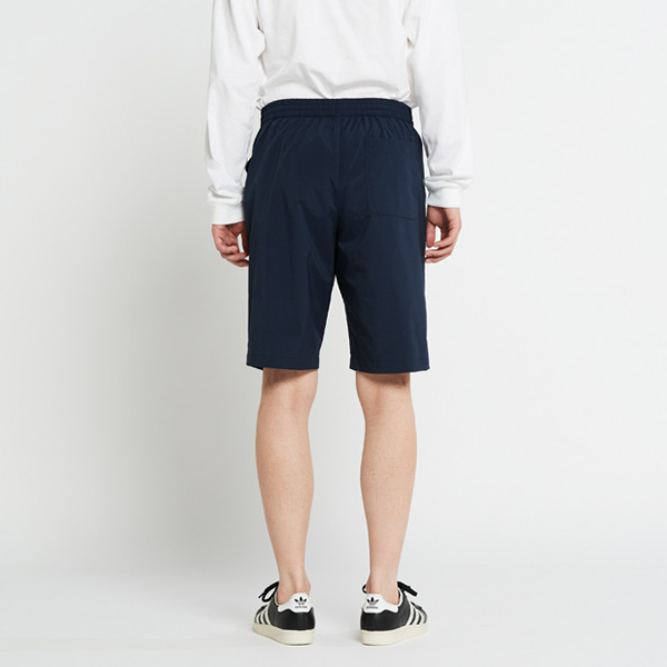 モデル身長180cm　ネイビー　Lサイズ着用