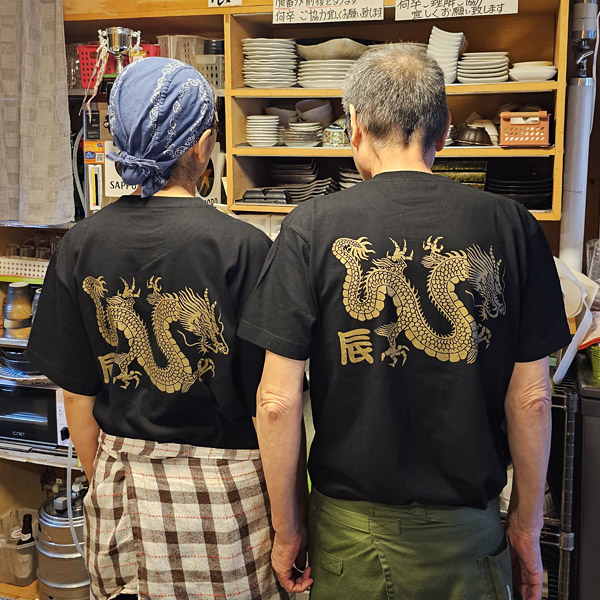 制作事例 002ブラック シルクスクリーンプリント 背中プリントサイズ:W300mm×H203mm プリントカラー:C-42ゴールド