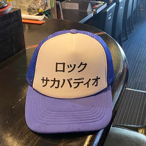 制作事例　カッティング圧着プリント　プリントカラー:ブラック　ブリントサイズ:W130×H53mm キャップカラー:311 ジャパンブルー × ホワイト/F(フリーサイズ)