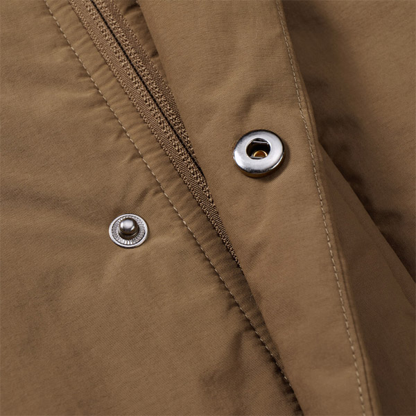 前立ては比翼仕立てのドットボタン付き(ミシェール型)
