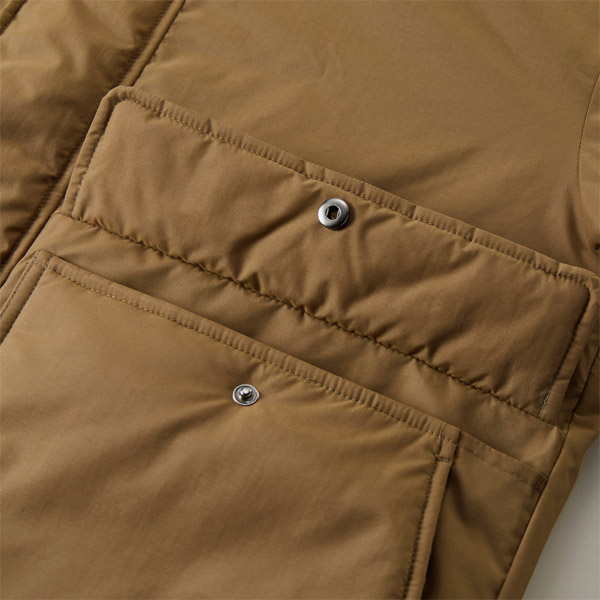 フラップ裏はドットボタン付き(ミシェール型)