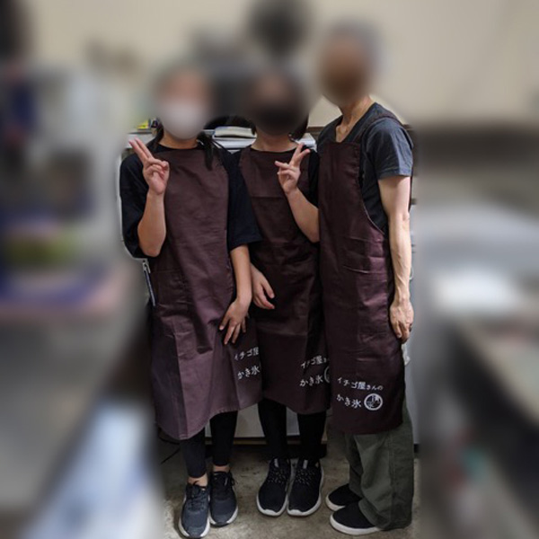 制作事例:イチゴ狩りと花屋/夏季限定かき氷の清水園様(大阪府八尾市)カッティングプリント　加工位置:左すそ(向かって右) サイズ:W141×H87mm コメント:「色もロゴもとても気に入りました★価格も手頃で短期間に届けていただき満足しています。また機会があればお願いしたいです。」