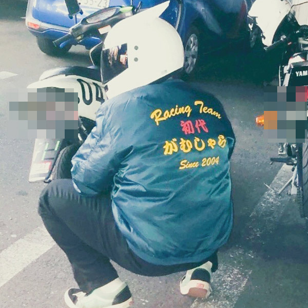 制作事例 108ダークネイビー 背中中央カッティング圧着プリント プリントサイズ:W300mm×H237mm コメント:とても良い仕上がりで気に入ってます!ありがとうございます!