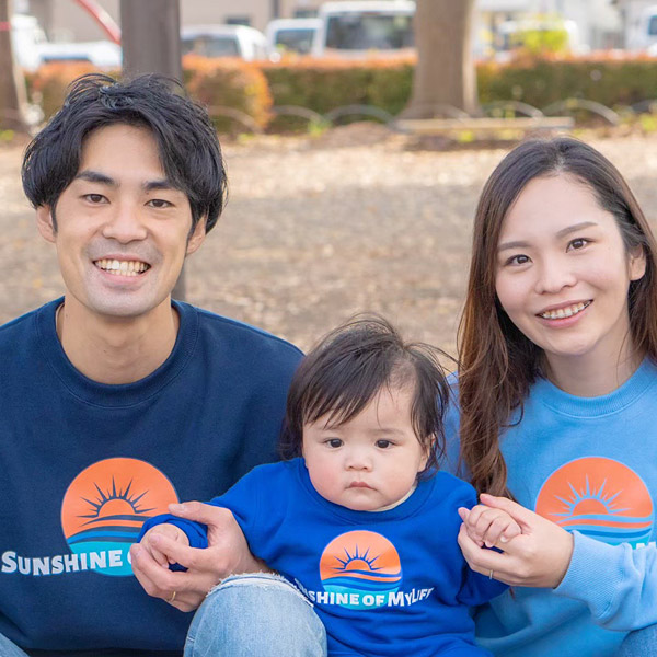 制作事例 NVYネイビーとSAXサックス フルカラー転写プリント 胸プリントサイズ:W300×H137mm ※中央のお子様は219-MLC(100cm)W200×H92mm コメント:とても良い仕上がりで大満足です。家族が増えたら追加注文しようと思います!