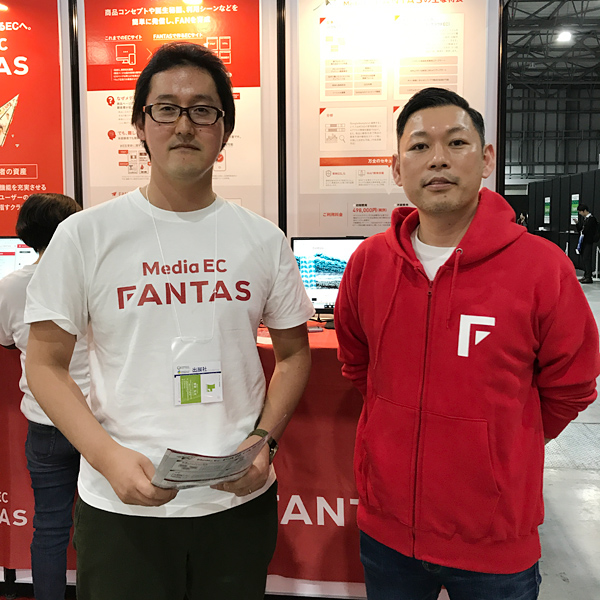 制作事例 左胸シルクスクリーンプリント W68×H80mm プリントカラー:ホワイト パーカーカラー:レッド※Tシャツは5.6オンス ハイクオリティー Tシャツ(5001-01)