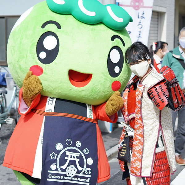 制作事例:「行田市観光PR隊 忍城おもてなし甲冑隊&行田豆吉」様 シルクスクリーンプリント プリントサイズ:W350×H315mm プリントカラー:ホワイト