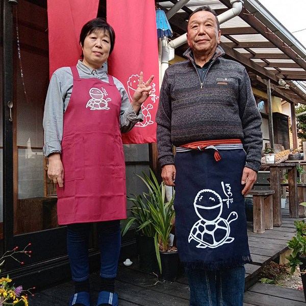 制作事例:フルカラー転写プリント 中央プリントサイズ:W300×H317mm　※エプロンはストレッチ 胸当てエプロン(AZ-861238)ボルドー 胸中央プリントサイズ:W150×H156mm