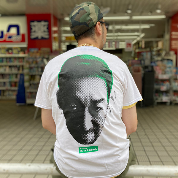 制作事例 01ホワイト シルクスクリーンプリント 背中プリントサイズ:W314×H498mm プリントカラー:ブラック×C_33 グリーン(PANTONE 347C) コメント:毎回、こちらの要望を汲み取り、親切丁寧な対応をいただき大変助かります。大満足な仕上がりです。次回もよろしくお願いします。