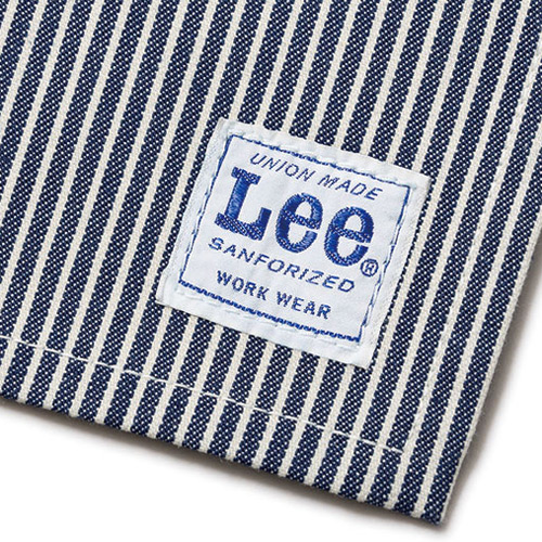 左裾にワンポイントがおしゃれなLeeオリジナルネームタグが付きます