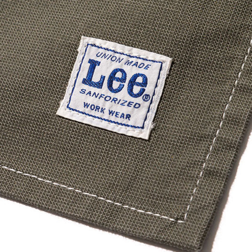 左裾にワンポイントがおしゃれなLeeオリジナルネームタグが付きます