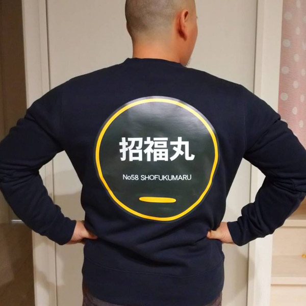 制作事例　8ネイビー 背中フルカラー転写プリント プリントサイズ:W300×H300mm　コメント:こちらの要望通り作成してくれました。画像が粗かったのですがしっかりと対応してくれました。満足しています。