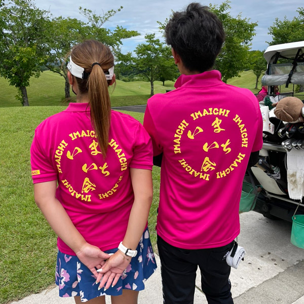 制作事例　背中シルクスクリーンプリント W300×H300mm プリントカラー:ネオンイエロー コメント:きれいなゴルフ場でショッキングピンクが映えました。還暦を皆でお祝いできてよかったです。