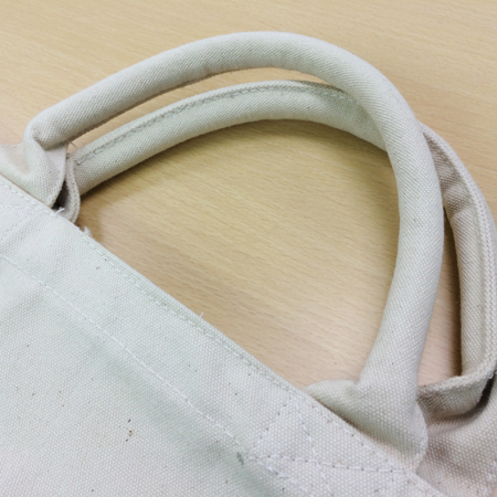 持ち手部分のパイプハンドル。しっかりとして持ちやすい。